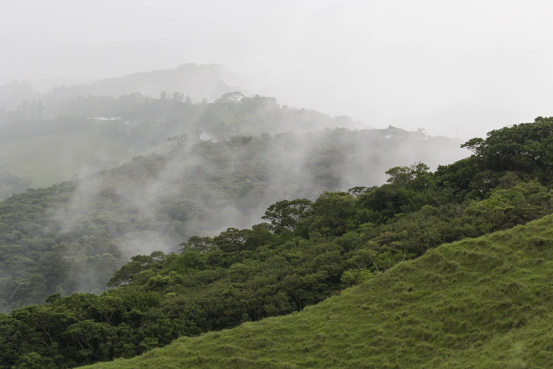 Hügellandschaft bei Monteverde in aufziehenden Wolken